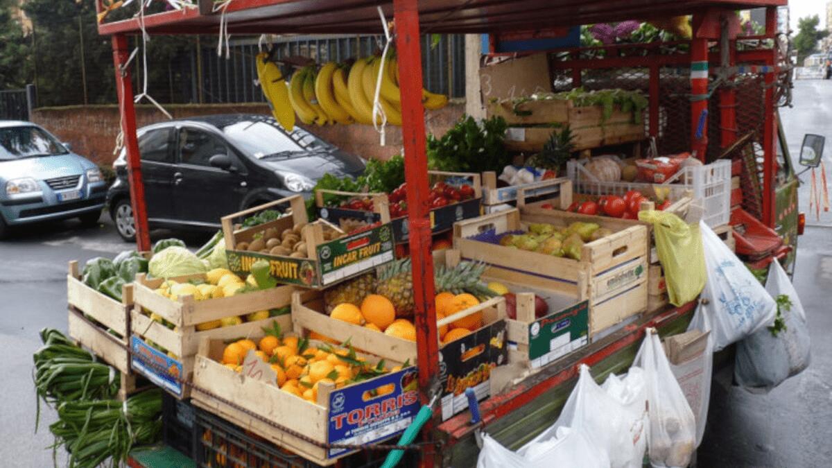 Criminale agli arresti domiciliari non è in casa: dichiara di essere andato a comprare un po’ di frutta - 