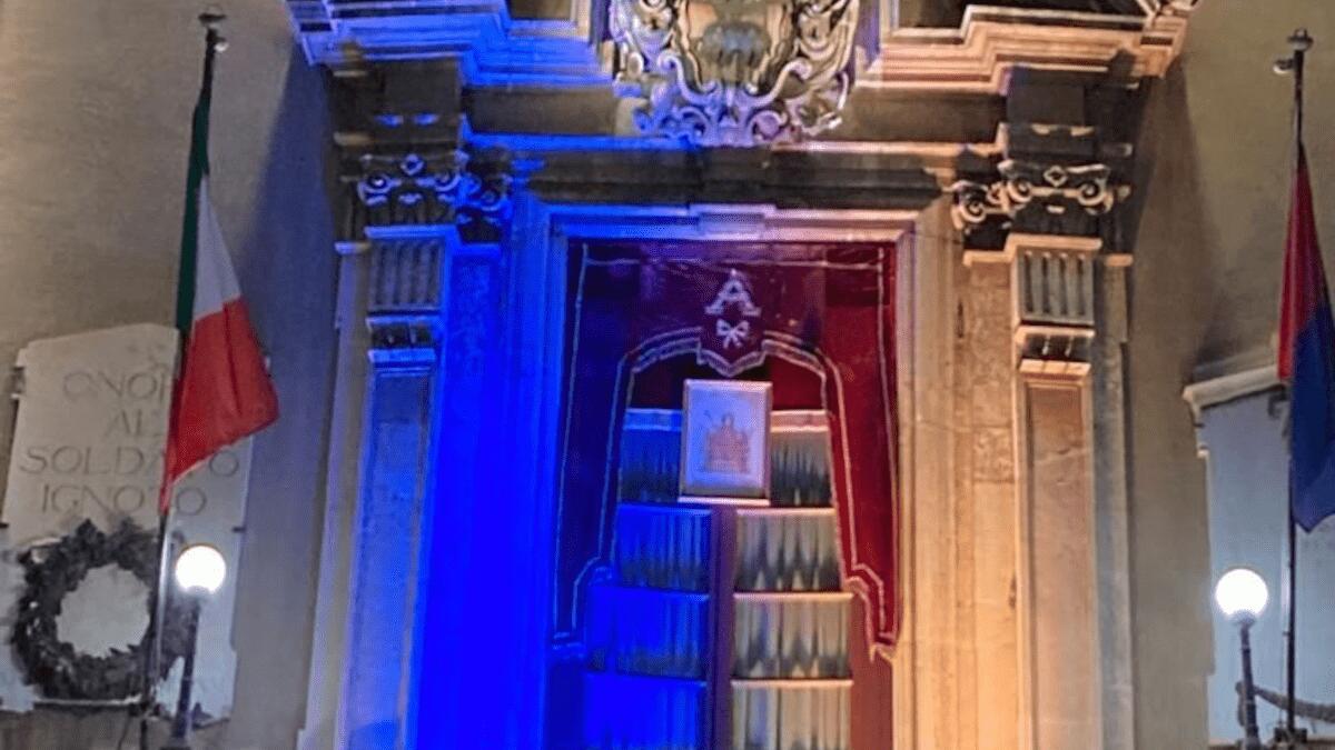 Guerra Ucraina: il Palazzo degli Elefanti s’illumina di blu e giallo in segno di solidarietà - 