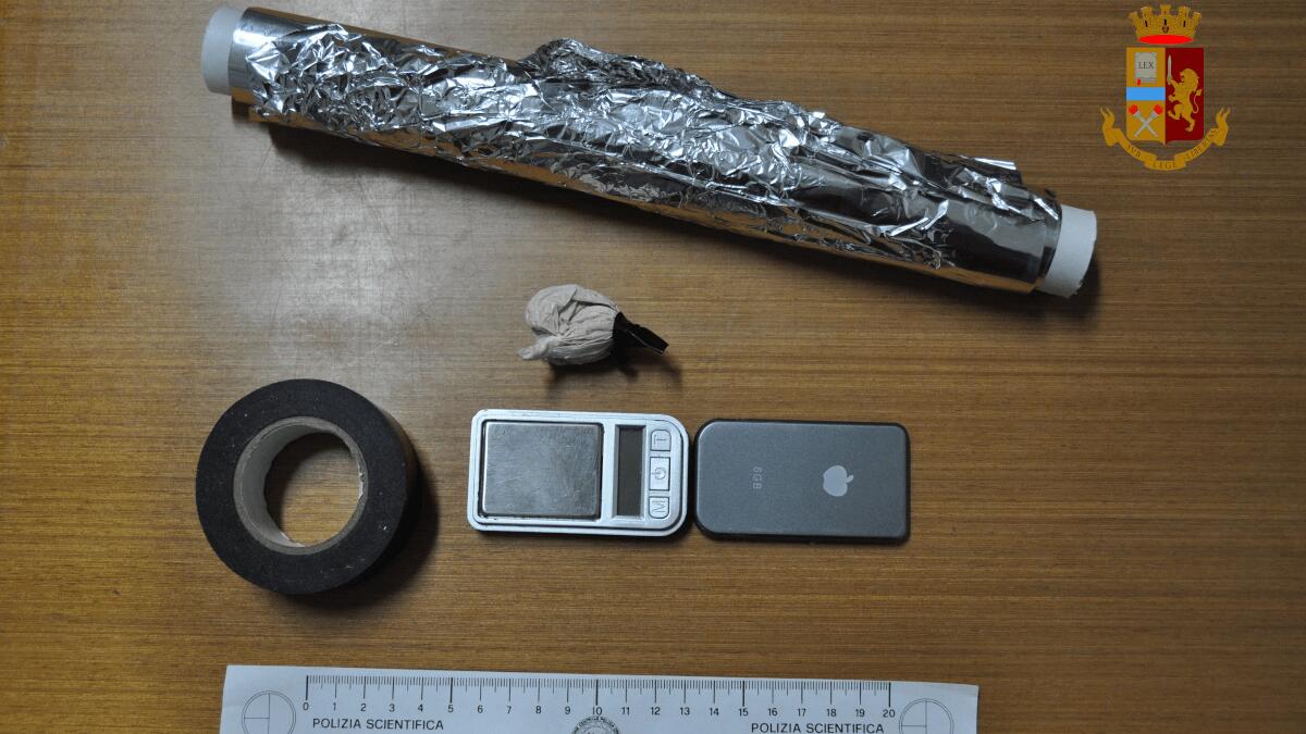 Dopo essere stato per parecchio sotto controllo scatta il “blitz”: trovati solo 6 grammi di eroina - 