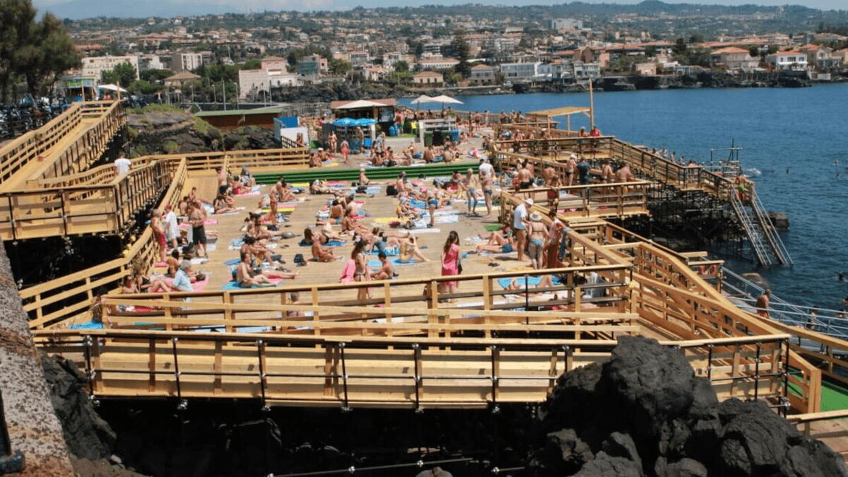 Dopo anni di problematiche comunali e sociali ritornano i solarium della Scogliera - 