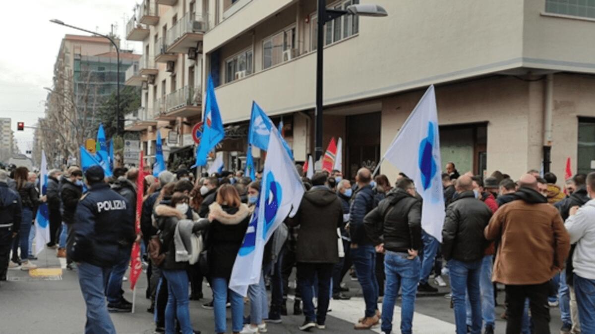 Pfizer Catania: nuovo presidio davanti alla sede Confindustria - 