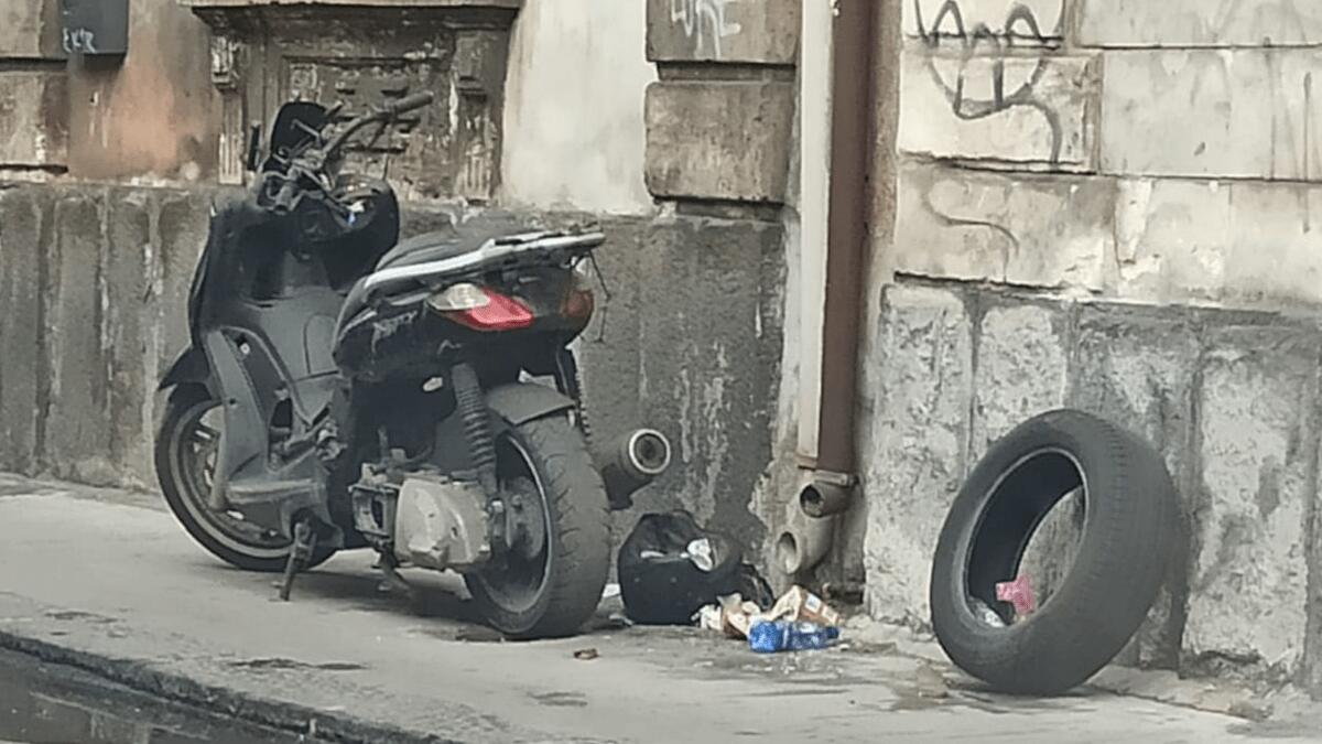 Cimitero d’auto e scooter, presidente III municipio: «Degrado enorme e pessimo biglietto da visita» - 