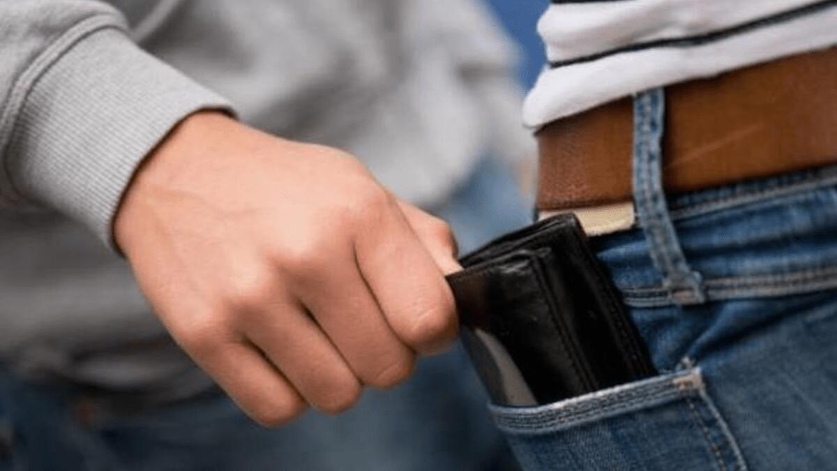Pregiudicato borseggiatore colto in flagrante al mercatino assieme a due complici (I DETTAGLI) - 