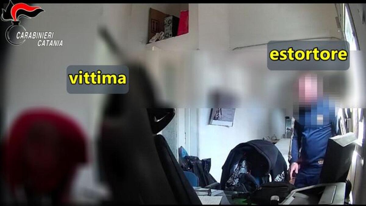 Estorcevano denaro a cittadini e commercianti locali: indagate 10 persone - 