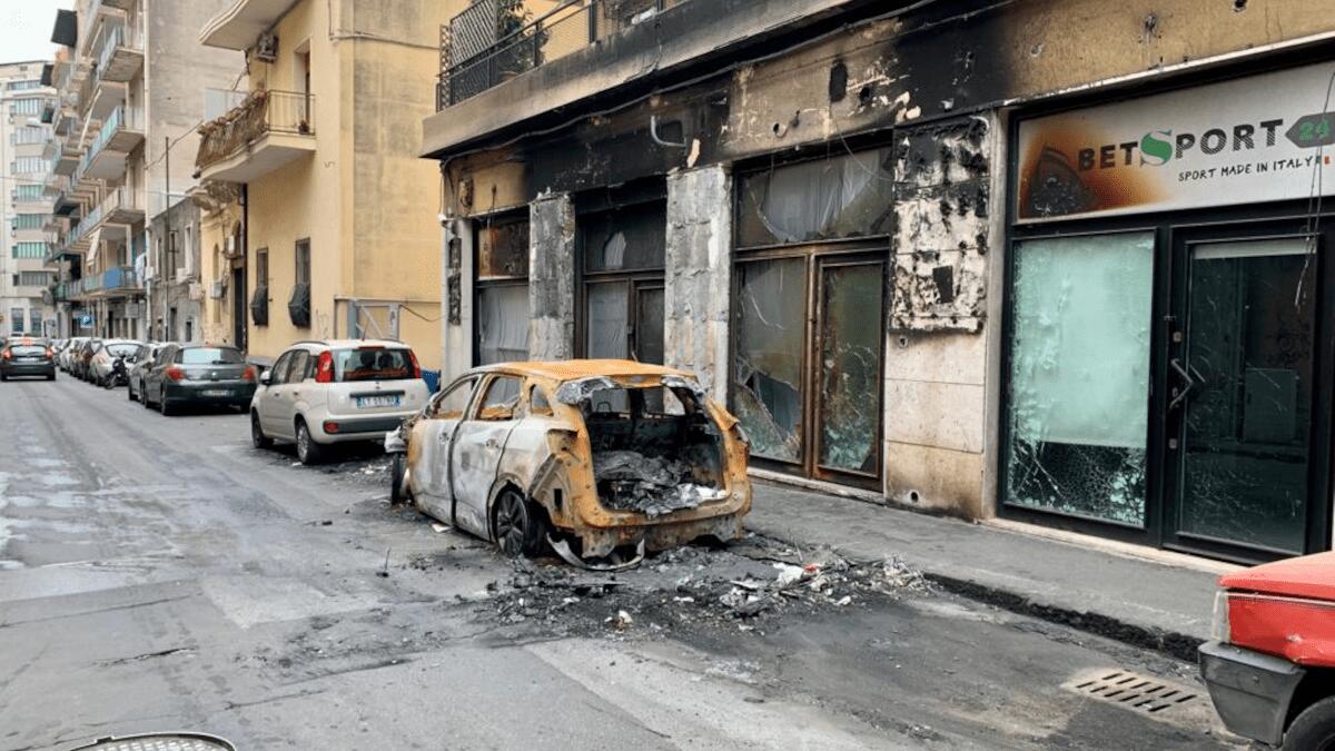 In fase di rimozione auto e scooter carbonizzati in via Padova dopo settimane di disagio - 
