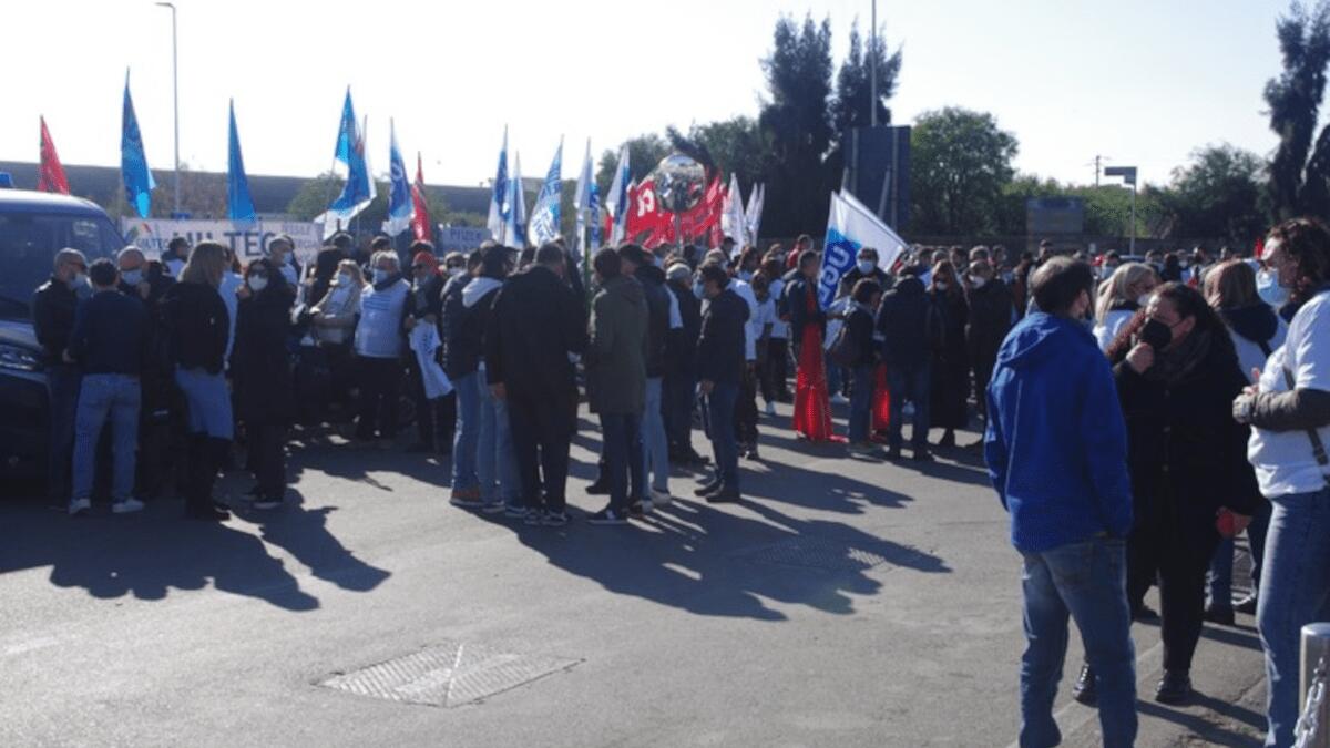 Pfizer Catania: l’annuncio dei 130 esuberi contrastati con presidio davanti al cancello (I DETTAGLI) - 