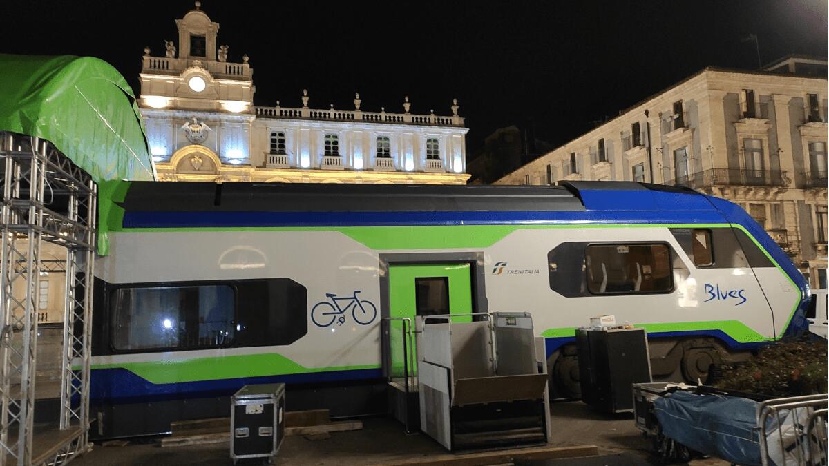 In piazza Università il prototipo treno Blues: i nuovi acquisti della Regione Siciliana in anteprima - 
