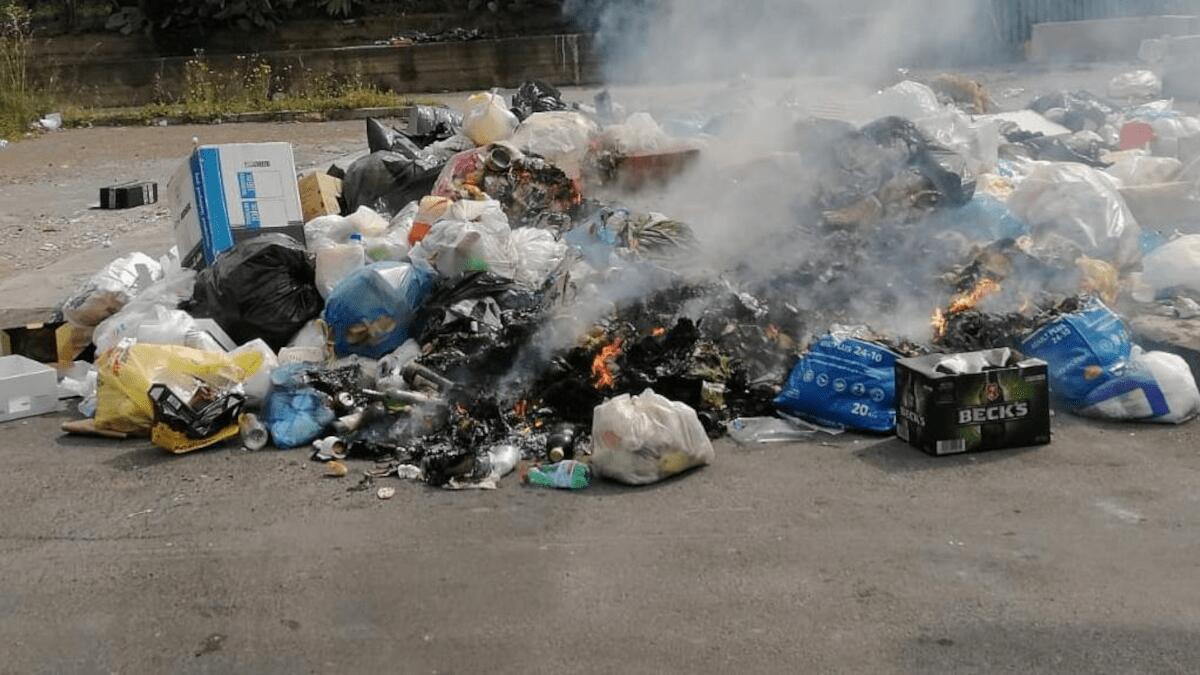 Aumentano i cumuli di spazzatura a Catania e ricominciano le fiamme - 