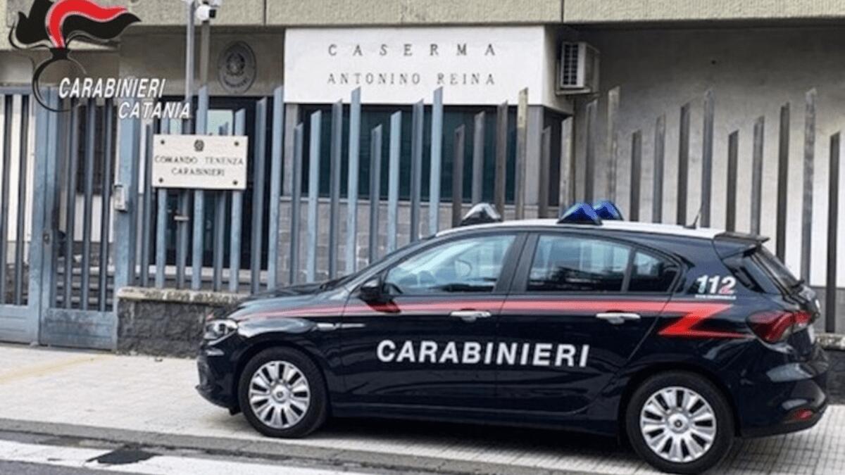 Rubano Fiat 500 ma non vogliono fare benzina: rimasti a piedi due ladri (I FATTI) - 