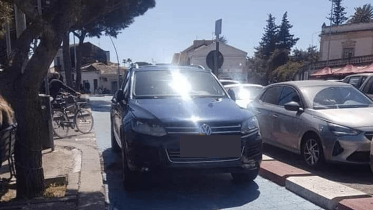 Inciviltà a Catania, posteggia l'auto sulla pista ciclabile intralciando la circolazione - 