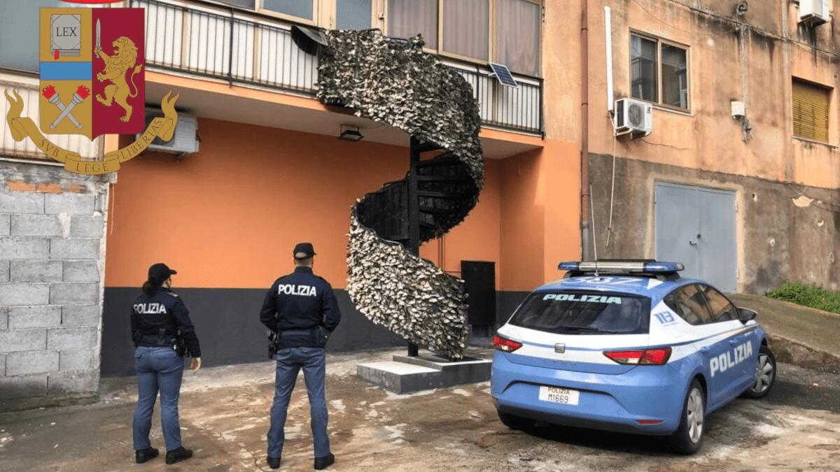 Litiga coi condomini per l’ascensore e crea il suo ingresso privato con una scala (I DETTAGLI) - 