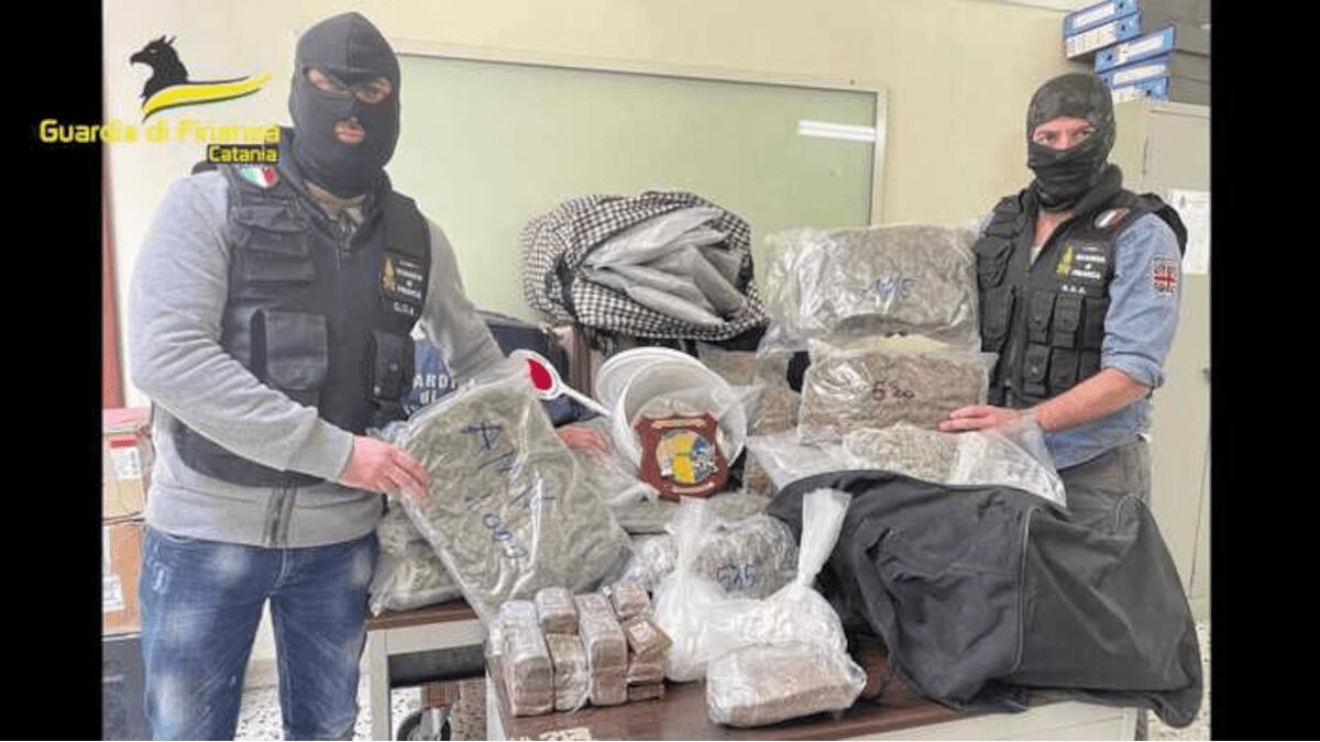 “Turisti” dalla Spagna a Catania con 47 Kg di droga nel trolley individuati dalla Guardia di Finanza - 