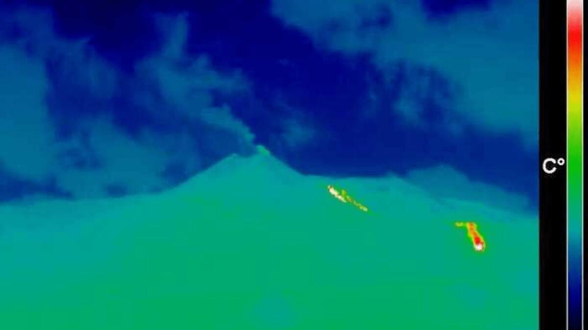 Continuano colata ed emissione di cenere dal cratere sudest dell’Etna - 