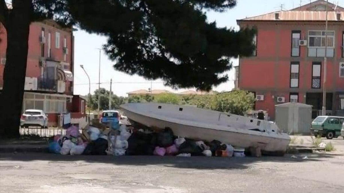 Imbarcazione abbandonata tra i rifiuti, Buceti: "Combatteremo questi incivili" - 