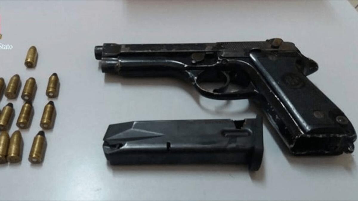 Passeggiava tranquillamente per Catania con pistola dalla matricola abrasa e munizioni - 
