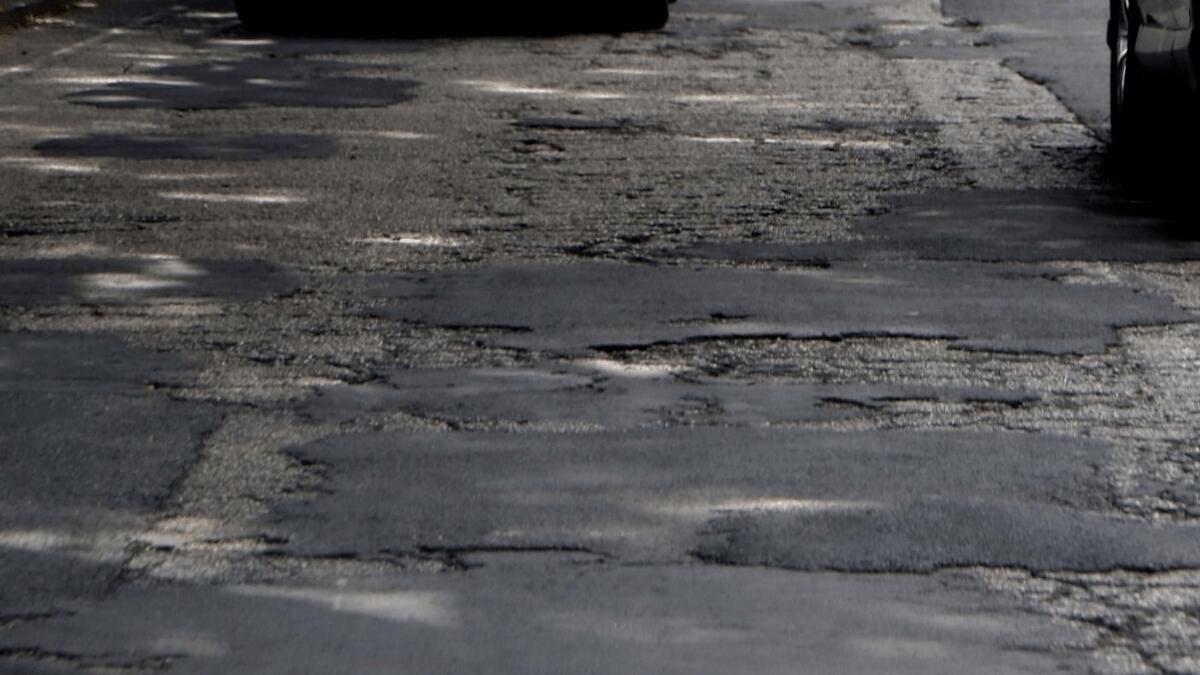 Buche e parcheggio selvaggio nel II municipio a Catania, la denuncia del consigliere - 