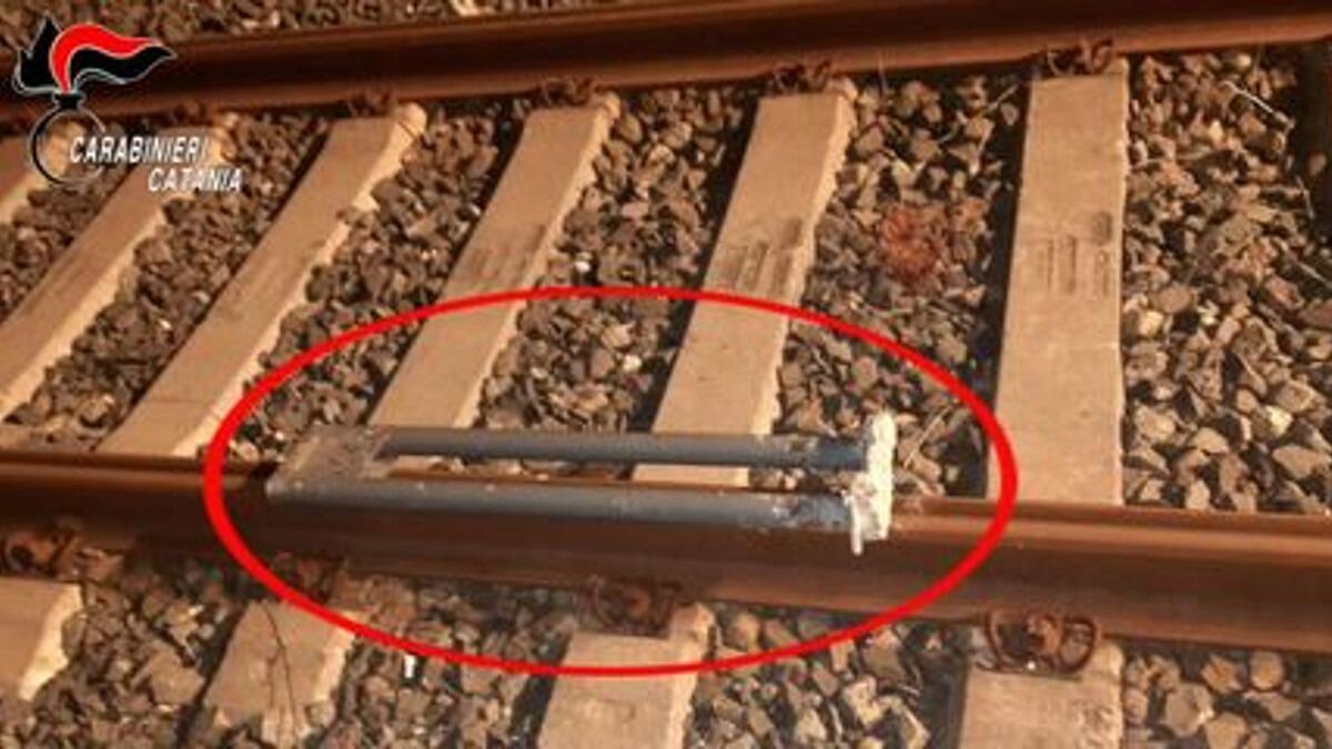 Pietre e tubi sui binari per sviare il treno, segnalati 6 minori nel catanese (I FATTI) - 
