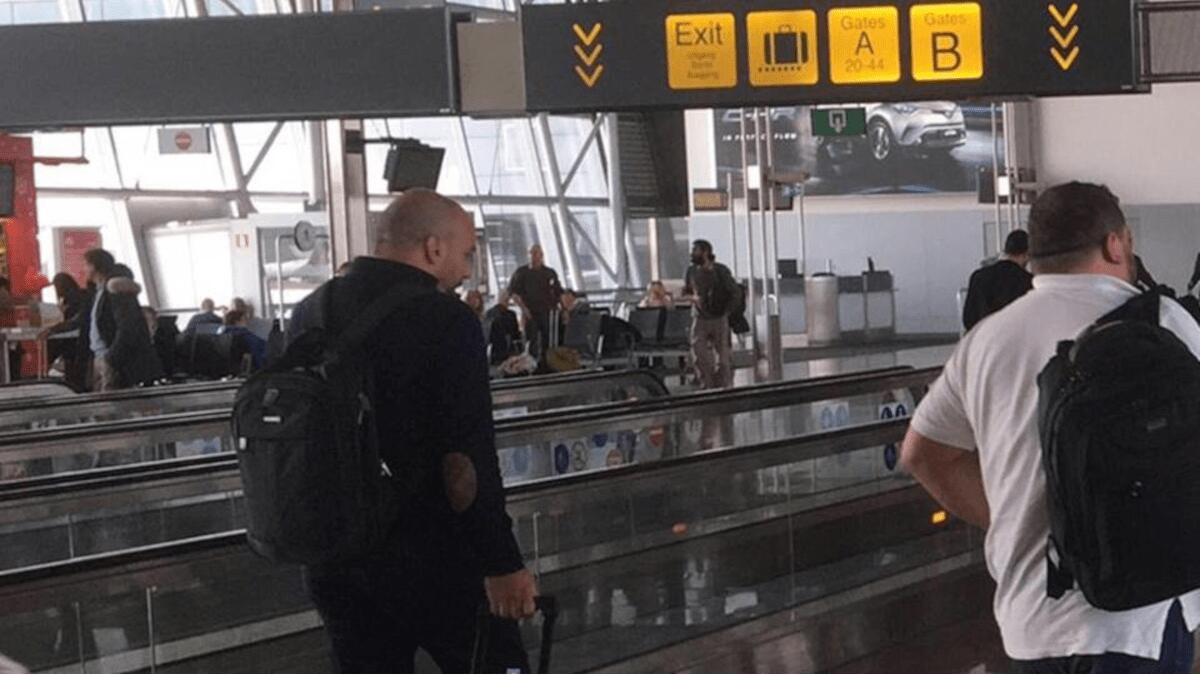 Coppia ruba smartwatch durante i controlli aeroportuali prima del volo: ad accoglierli vi è la Polizia - 