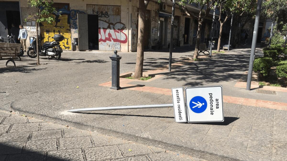 Abbattuto cartello Area pedonale, piazza Sciuti continua a essere un parcheggio per auto - 