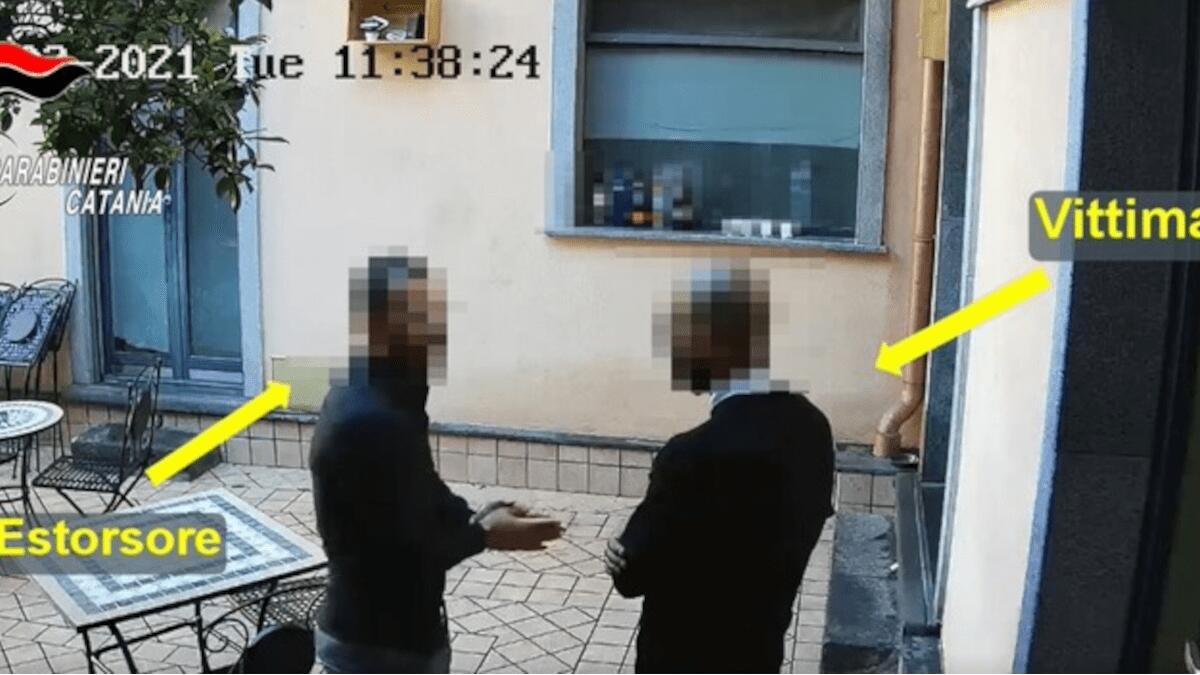 Apre bar e pretendono “pizzo” dopo dieci giorni: estorsione sottoforma di regali forzati nel catanese - 