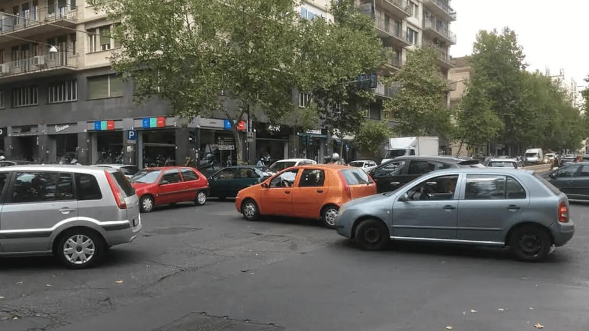 Rubano da un furgone a un lavoratore nell’indifferenza generale, tranne di un agente fuori servizio - 