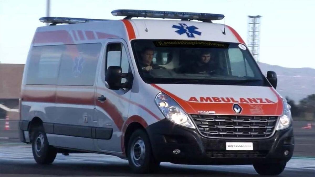 Incendio a Tremestieri Etneo, prende fuoco un'autoambulanza - 