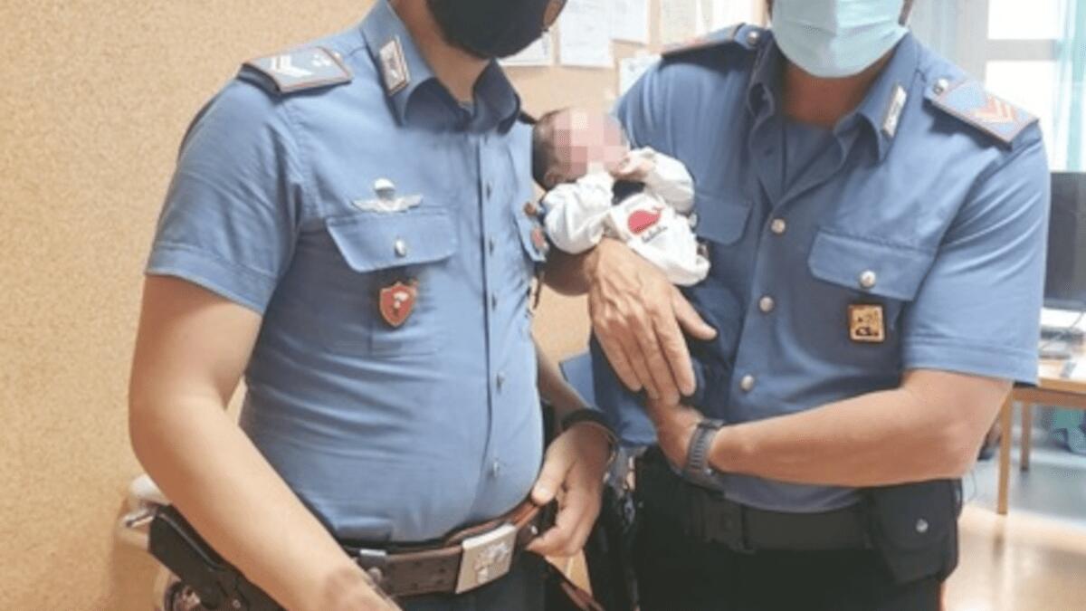 Passante salva da un infausto destino neonato ancora con cordone ombelicale lasciato in una cesta - 