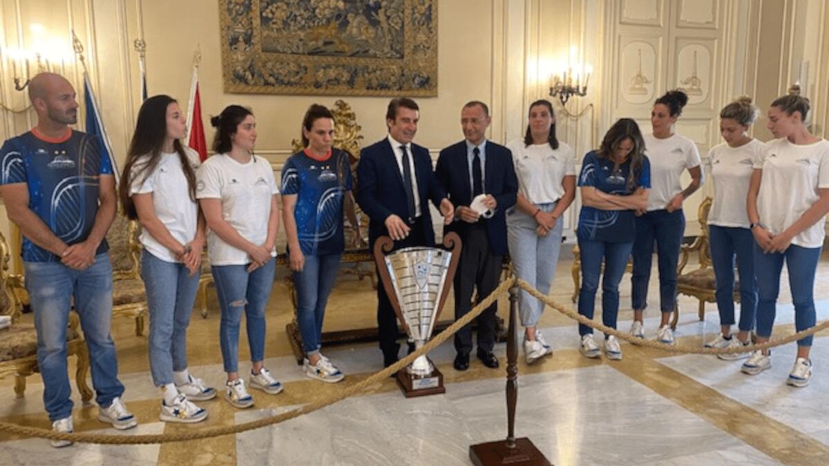 La squadra Ekipe Orizzonte ricevuta in Municipio con la Coppa dello Scudetto - 