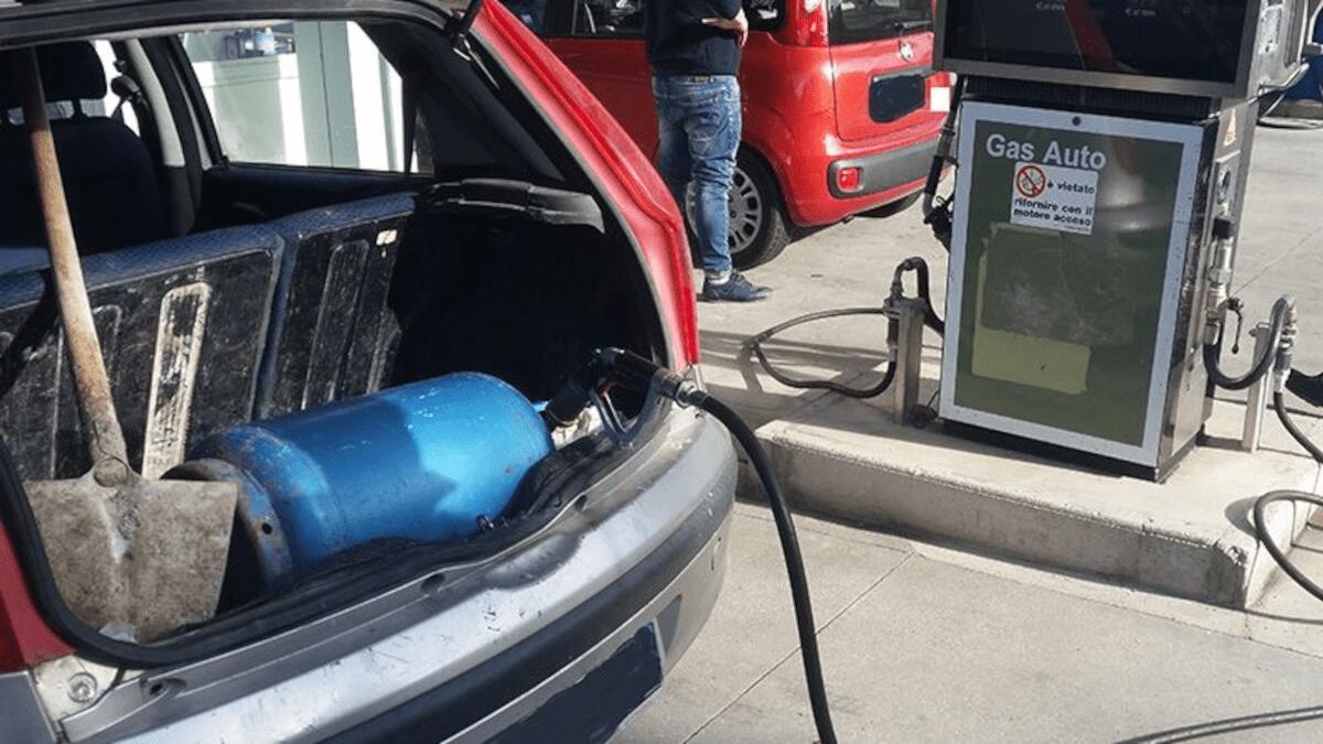 Riforniva bombola domestica con gpl per autotrazione: segnalato per i possibili gravi rischi - 