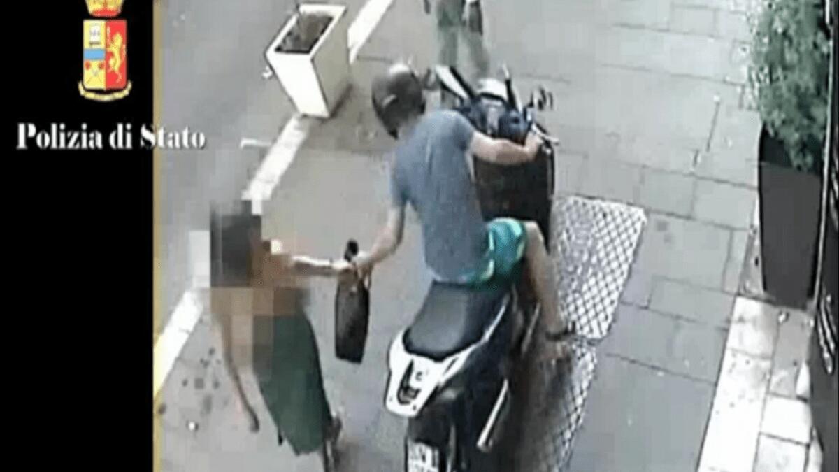 Scippa donna e utilizza la forza dello scooter per trascinarla: “Falchi” lo trovano (I DETTAGLI) - 