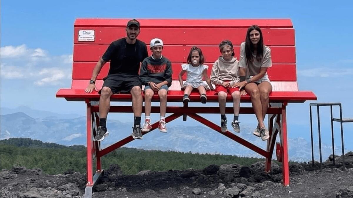 Leonardo Bonucci sull’Etna: il calciatore di Juventus e Nazionale con la famiglia in Sicilia - 