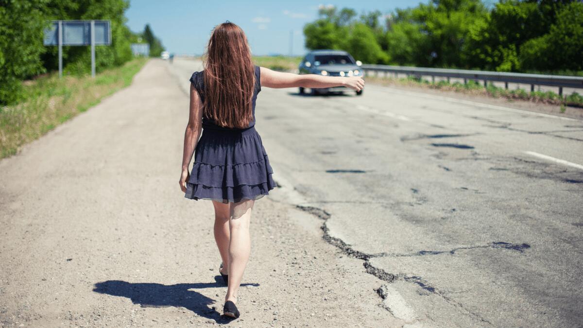 Donne pregiudicate impietosiscono uomo per passaggio in auto: rubano chiavi auto e smartphone - 
