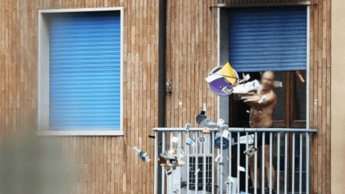 Egiziano pregiudicato scaglia oggetti dal balcone: insensibile al taser, sottoposto al TSO - 
