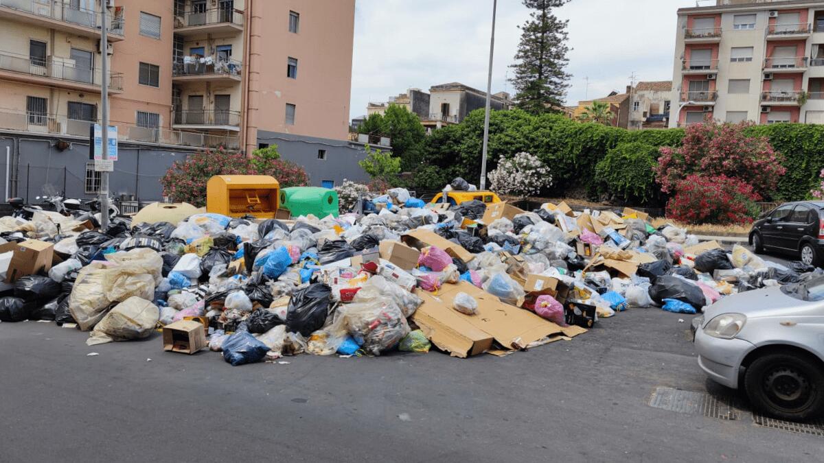 Emergenza rifiuti Catania: riapre discarica, Comune promette piano straordinario di raccolta H24 da stasera - 