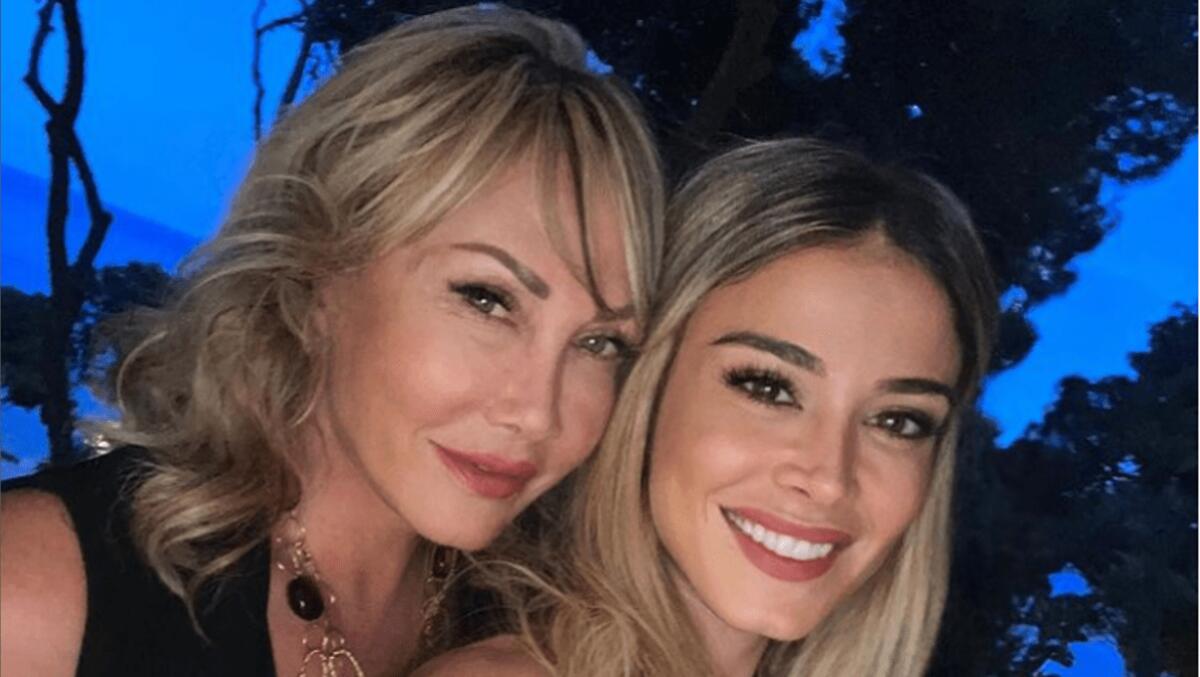 Diletta Leotta in posa con la mamma, tra gli chapeau anche qualche critica - 