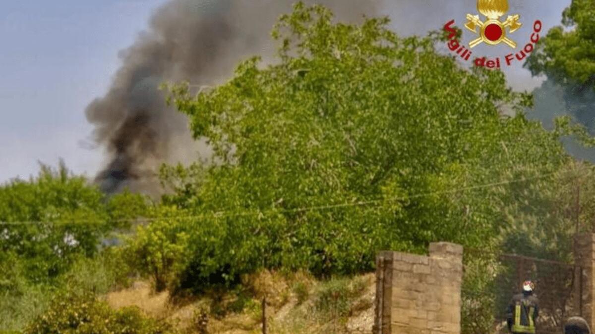 Fuoco e fiamme nel catanese: 74 interventi e abitazioni evacuate. Peggior scenario a Grammichele - 