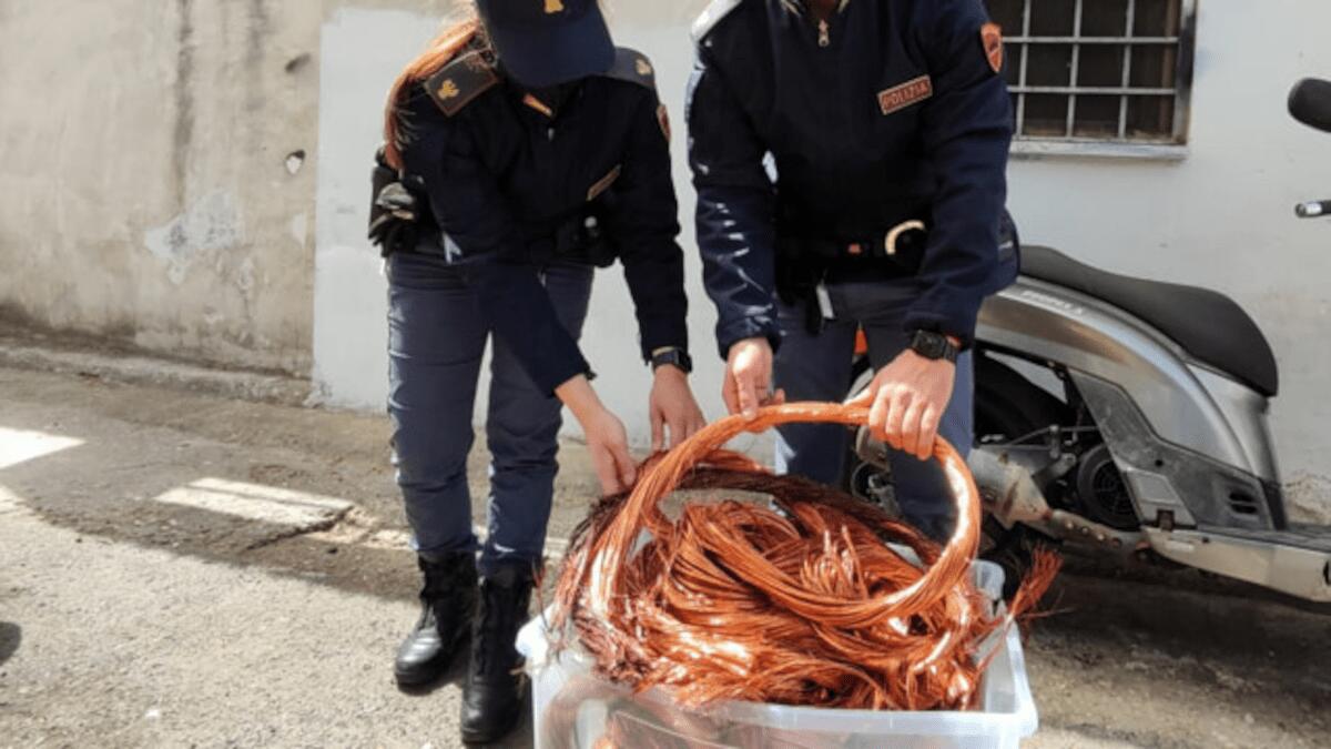 Scavalca recinsione per rubare rame da edificio in disuso: poliziotti gli puntano pistola taser - 