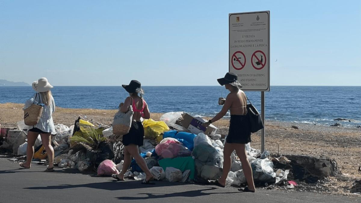 Turisti costretti allo slalom tra rifiuti e sabbia vulcanica: «L’intera Città è in condizioni di degrado». - 
