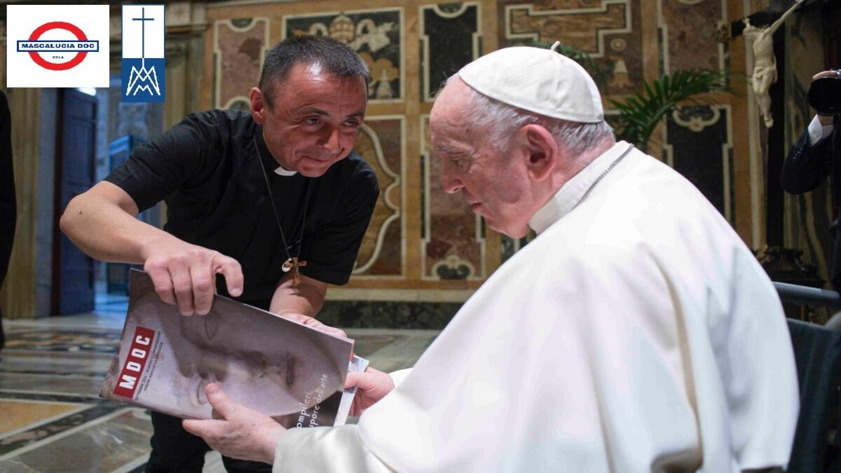 Mascalucia, Padre Alfio consegna a Papa Francesco la rivista "MDOC" dedicata a Mompileri - 