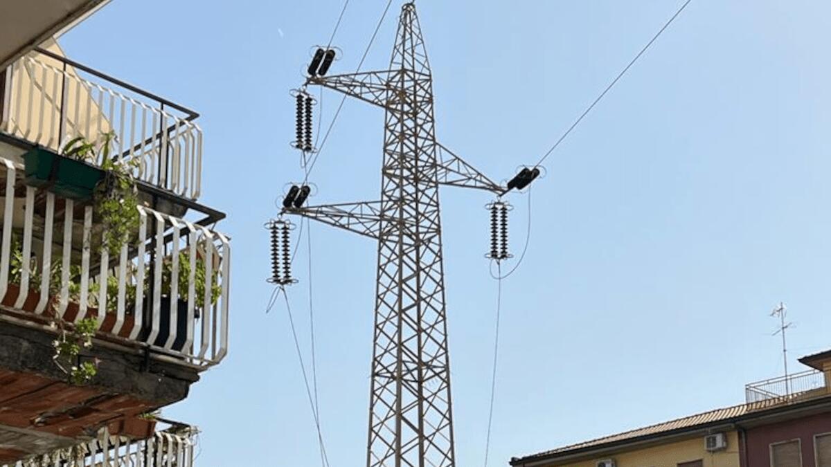 Tralicci alta tensione nel centro abitato: finalmente demolizione e rimozione (ECCO DOVE) - 