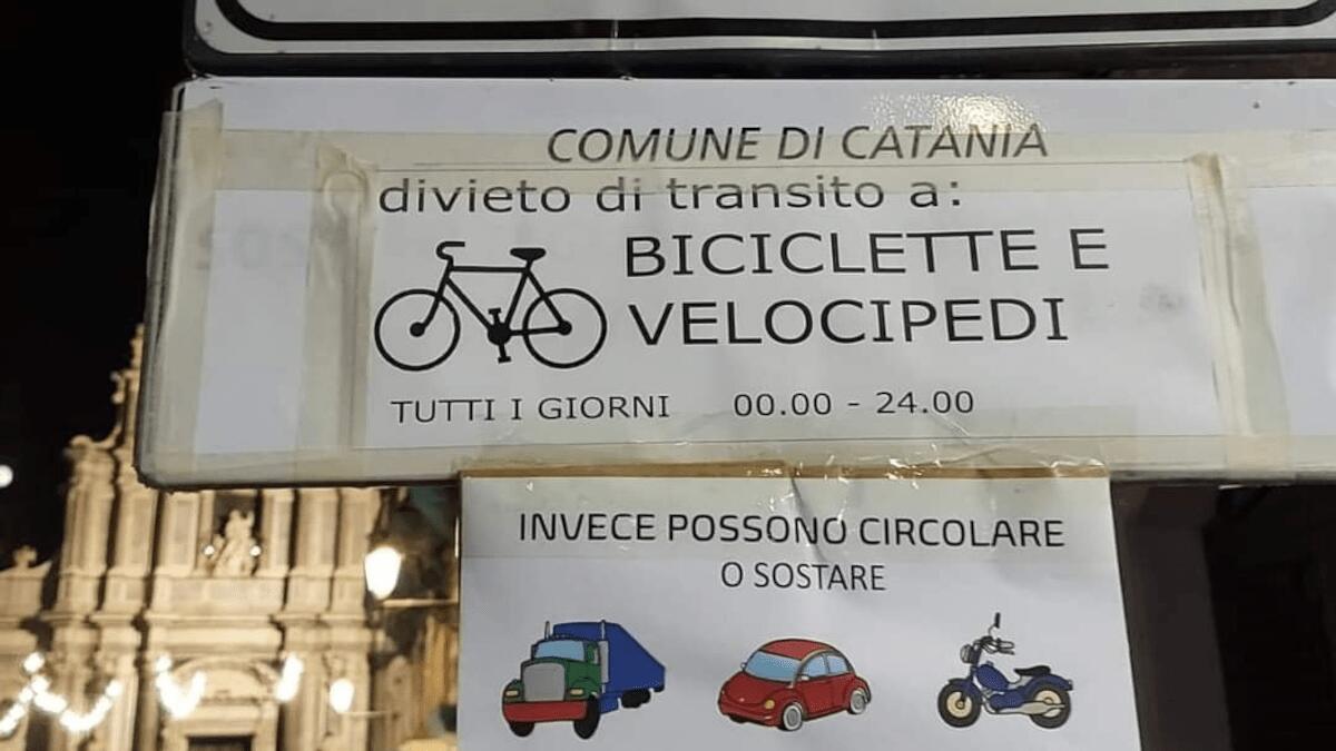 Lo sfottò in risposta al divieto di transito a biciclette e monopattini nel centro storico (FOTO) - 