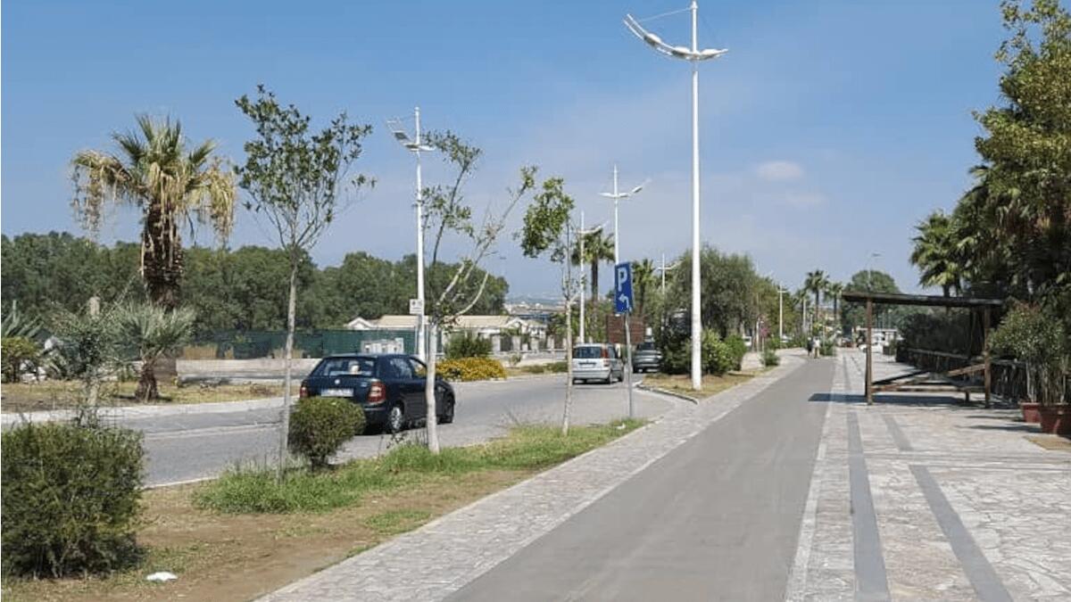 I turisti si godono la playa, il solito criminale rovista tra i bagagli dell’auto: intervengono i “Falchi” - 