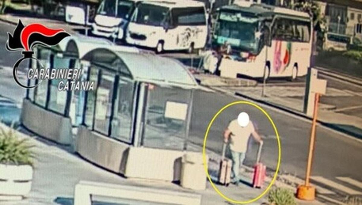 Ruba due valigie all'aeroporto di Catania, incastrato dai video di sorveglianza - 