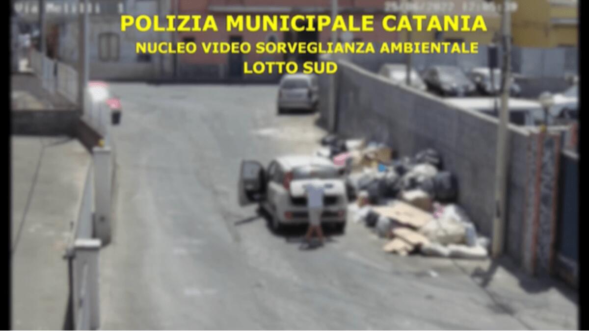 Mille incivili incastrati dalle telecamere mentre deturpano Catania con rifiuti di ogni genere - 