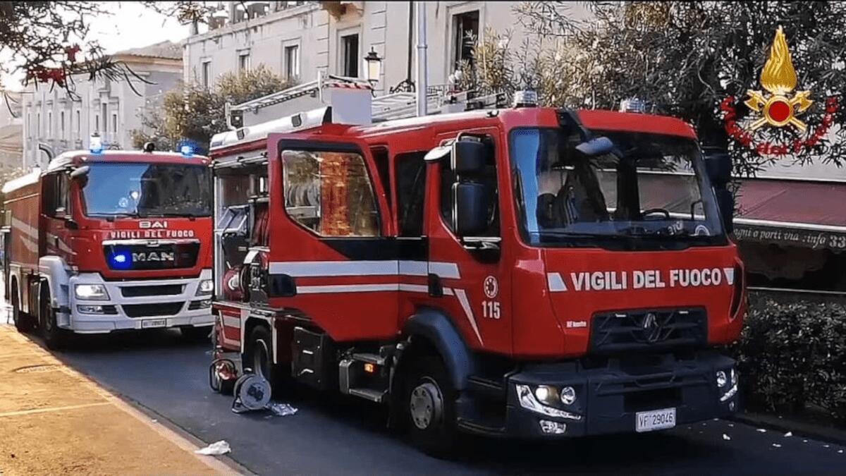 Incendio nel catanese: fuoco, fiamme ed esplosioni in deposito. Intervento dei Vigili del Fuoco - 