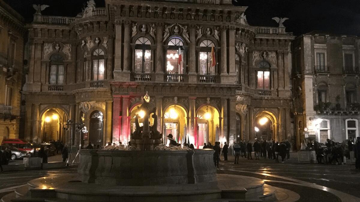 Pregiudicato ventiduenne con scooter in piazza Teatro Massimo: firma verbale con insulti e disegno osceno - 