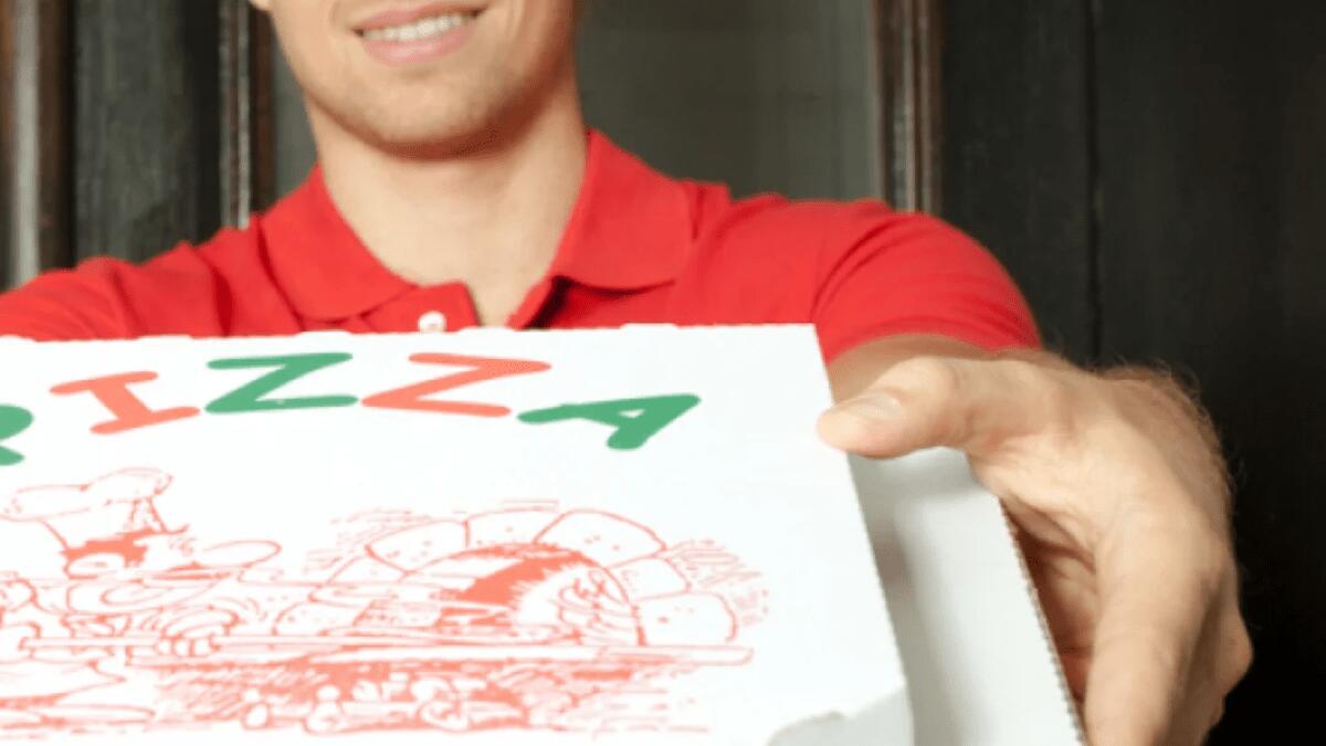 Doveva essere agli arresti domiciliari ma si fa trovare a lavorare in una pizzeria - 