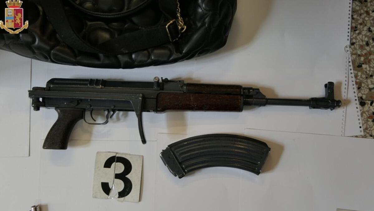 Nascondevano un Kalashnikov in garage: scattate le manette per 2 catanesi - 