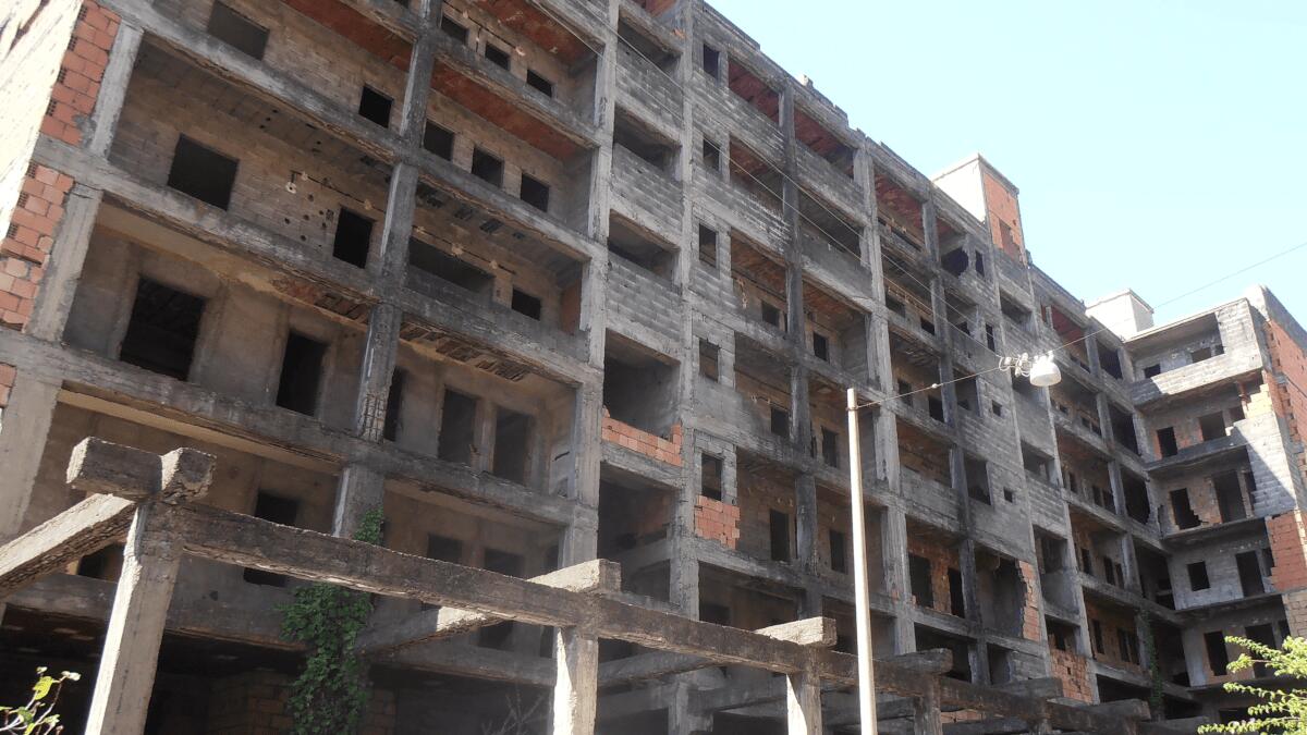Opera incompiuta rischia di divenire un concreto pericolo nel quartiere: il palazzo di via Cronato - 