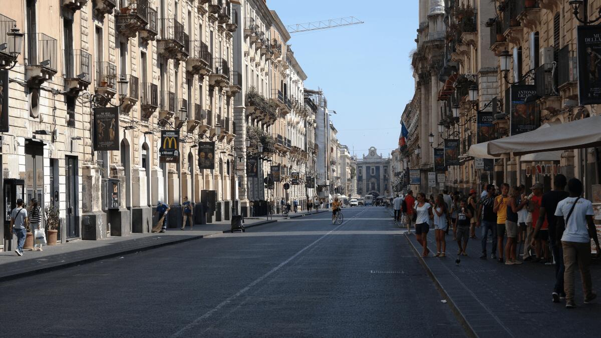 Rapina negozio via Etnea: colto sul fatto, straniero inveisce contro dipendente e spacca tutto - 
